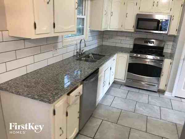 7805 Ne 55th St - Photo 3 of 20