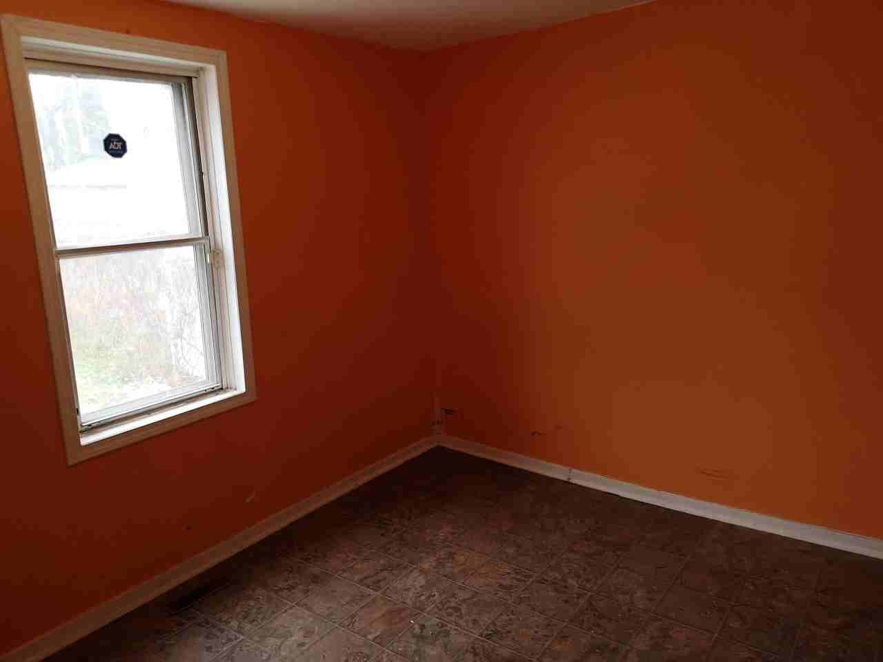 Charles - 557 - Photo 2 of 9