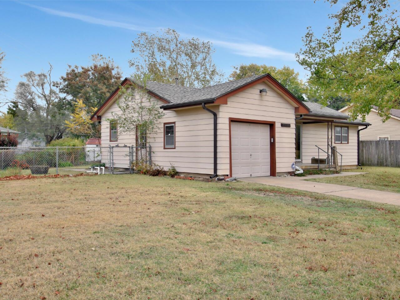 2820 S Greenway Blvd - Photo 2 of 6