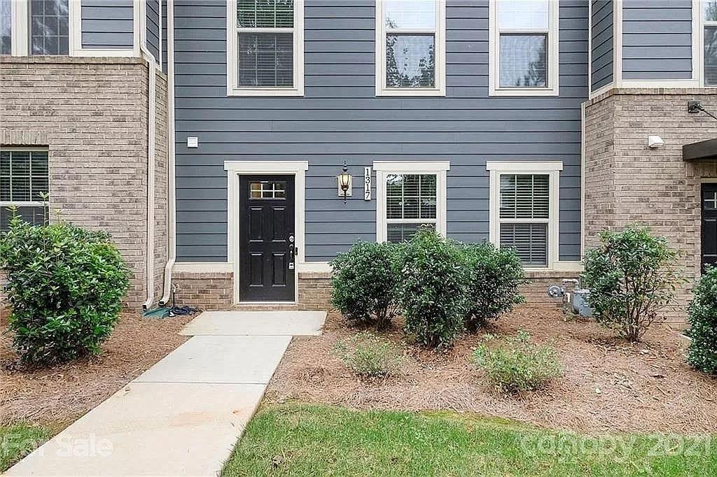 1317 Queen Lyon Ct - Photo 2 of 15