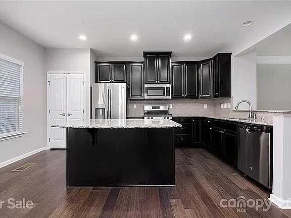 1317 Queen Lyon Ct - Photo 3 of 15