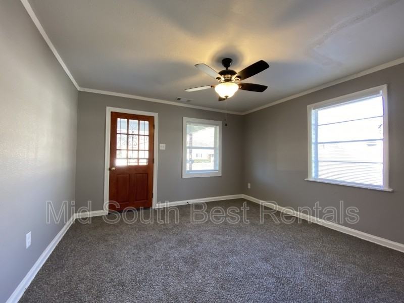 1442 Kyle St - Photo 3 of 10