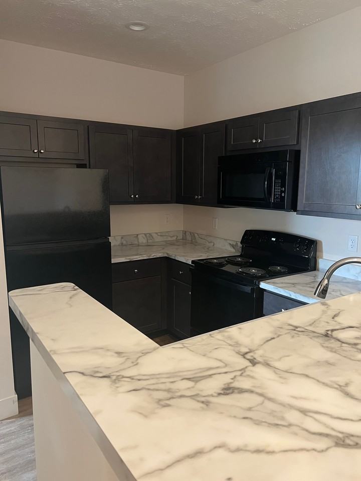 607 Court Yard Lane - Photo 2 of 14