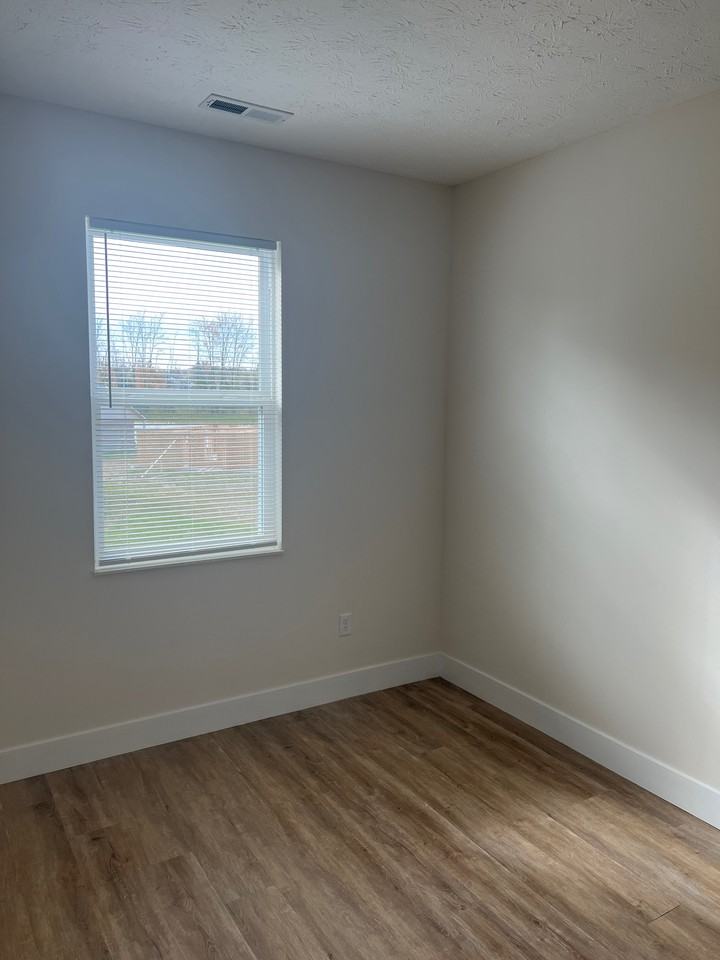 607 Court Yard Lane - Photo 4 of 14