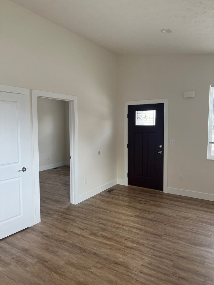 201 Court Yard Lane - Photo 2 of 15