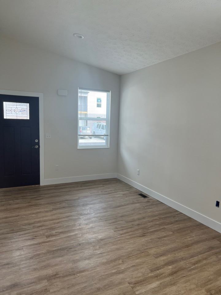 201 Court Yard Lane - Photo 3 of 15