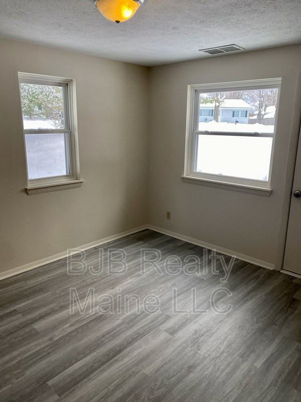 395 Lisbon St #13 - Photo 6 of 10