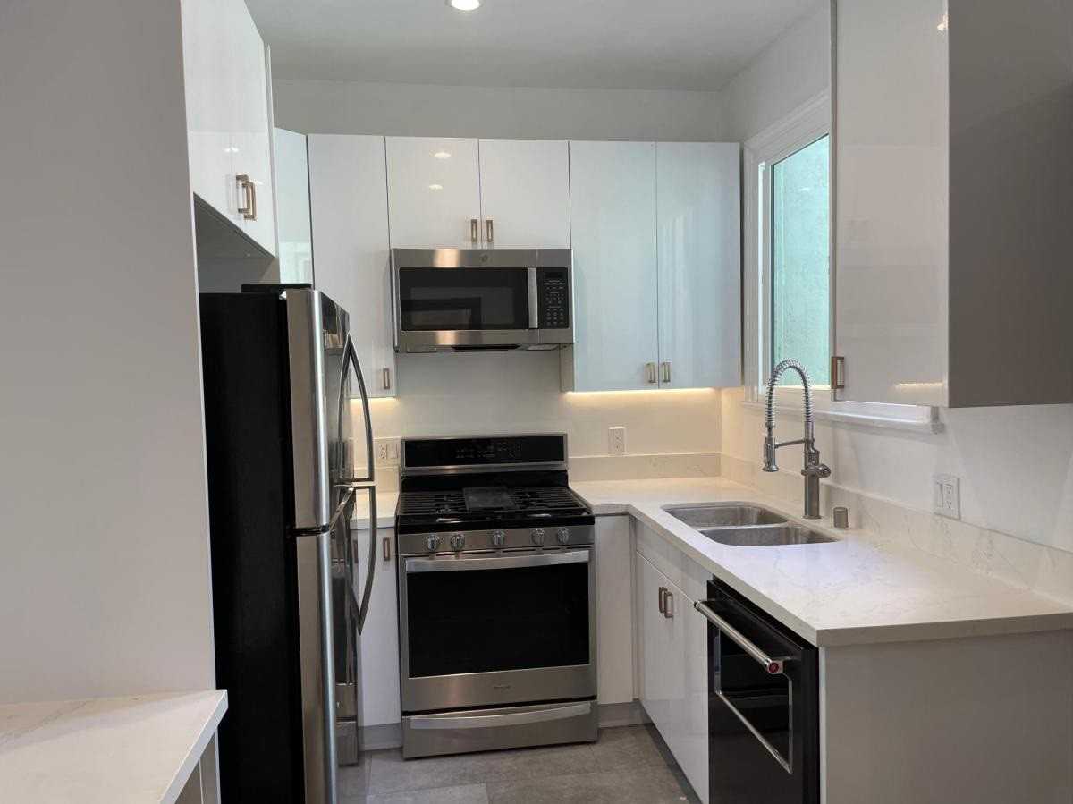 6111 Romaine St - Photo 2 of 8