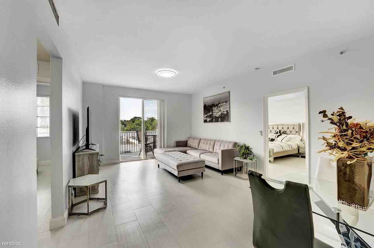 250 NE 3rd Ave - Photo 3 of 10