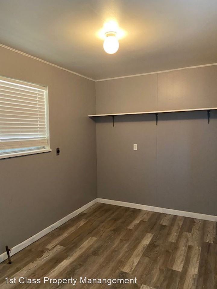 1719 Thomas St - Photo 3 of 8