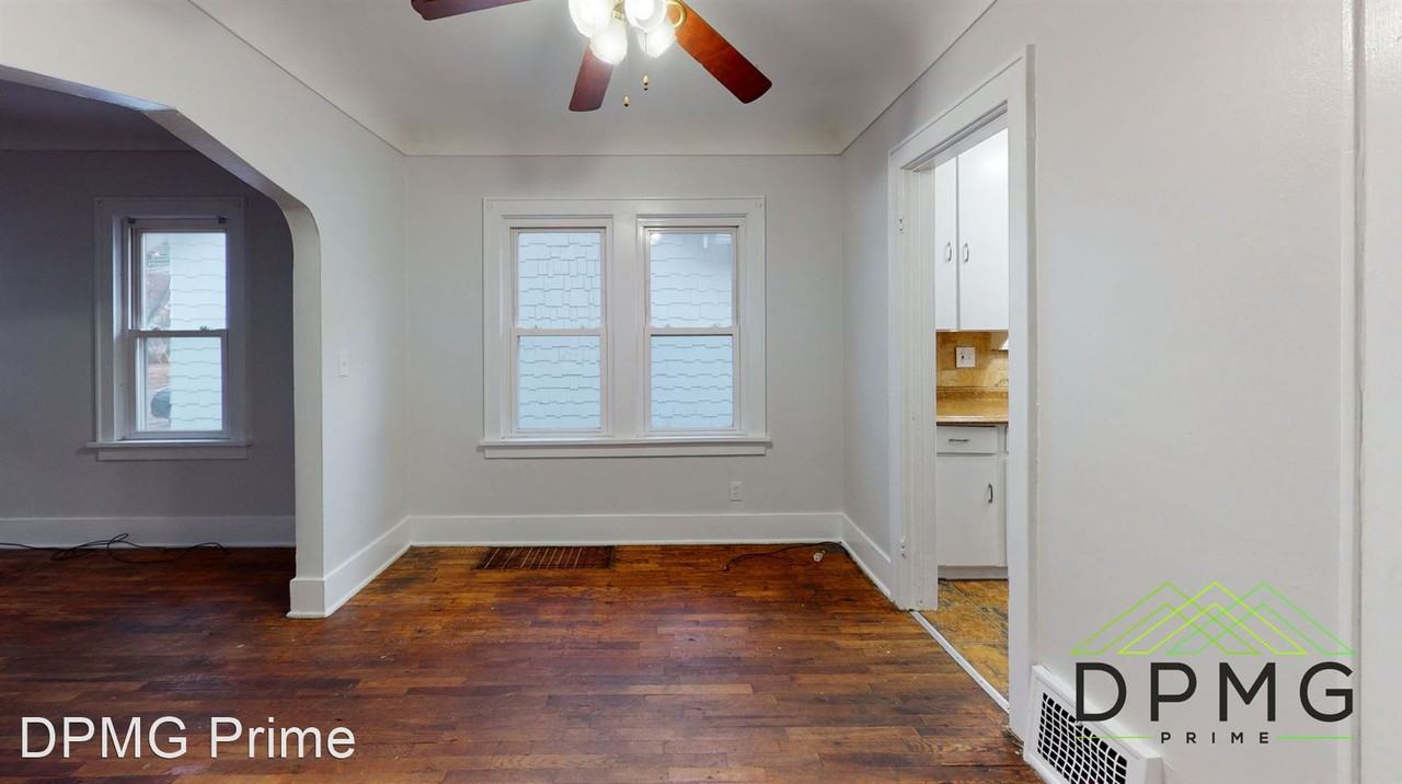 312 S Foster Ave - Photo 2 of 15