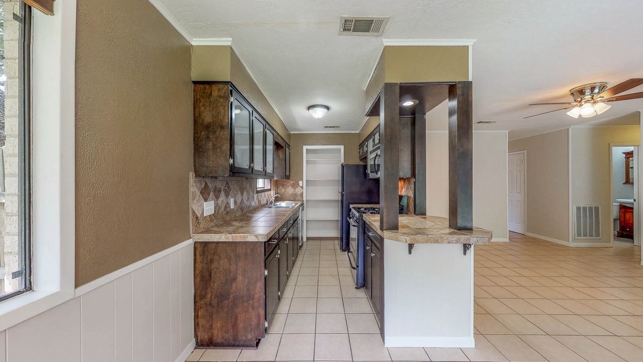 1418 Magnolia Dr - Photo 2 of 43