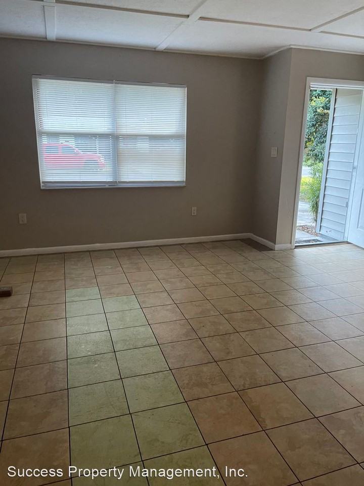 20119 Suncrest Dr - Photo 2 of 7