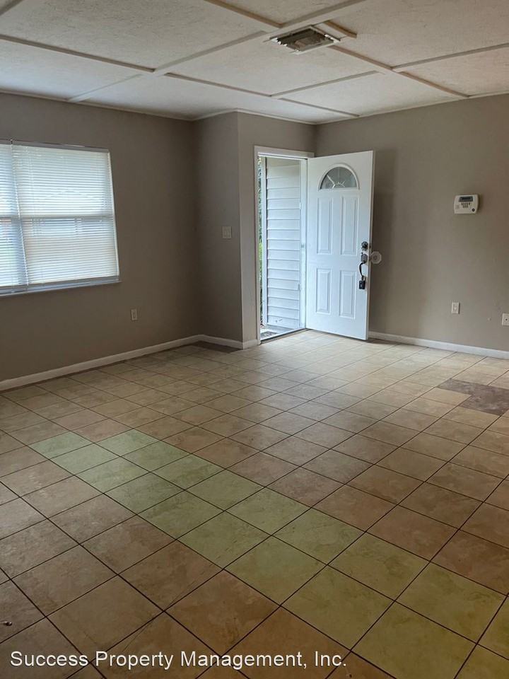 20119 Suncrest Dr - Photo 3 of 7