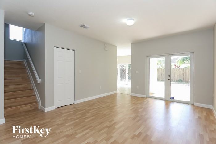 3168 Ne 4th St - Photo 3 of 15