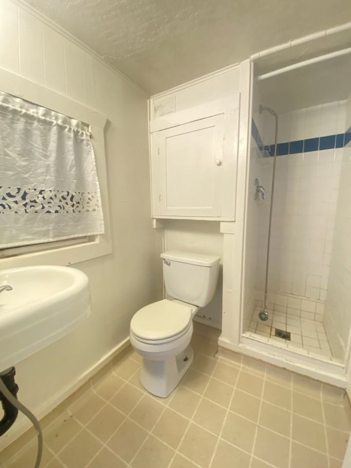 319 1/2 N School St #1 - Photo 6 of 15