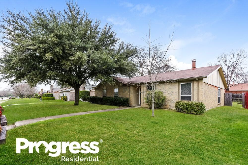 1325 Oakbluff Dr - Photo 2 of 25