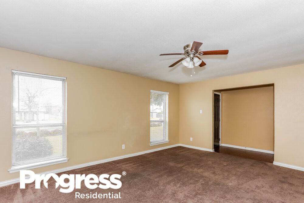 1325 Oakbluff Dr - Photo 3 of 25