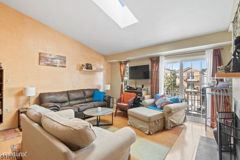 771 Summer Ave #3A - Photo 2 of 11