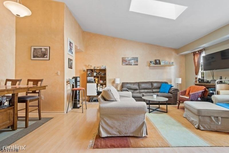 771 Summer Ave #3A - Photo 3 of 11