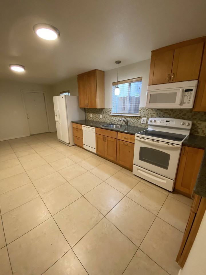 3323 W St - Photo 2 of 16