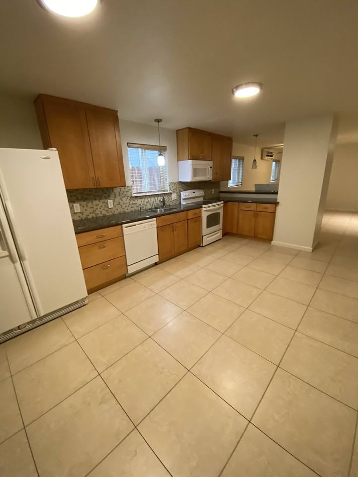 3323 W St - Photo 3 of 16