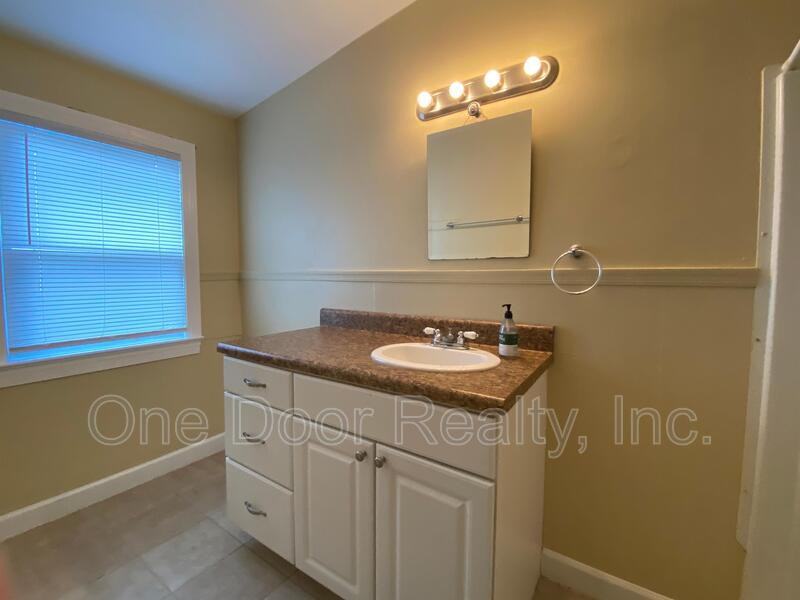 1107B Richmond Rd - Photo 4 of 11