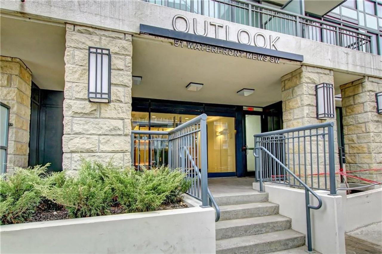 406 / Beautiful 1 Bed + Den Condo / City Views / Waterfront / Eau Claire Apartments 51