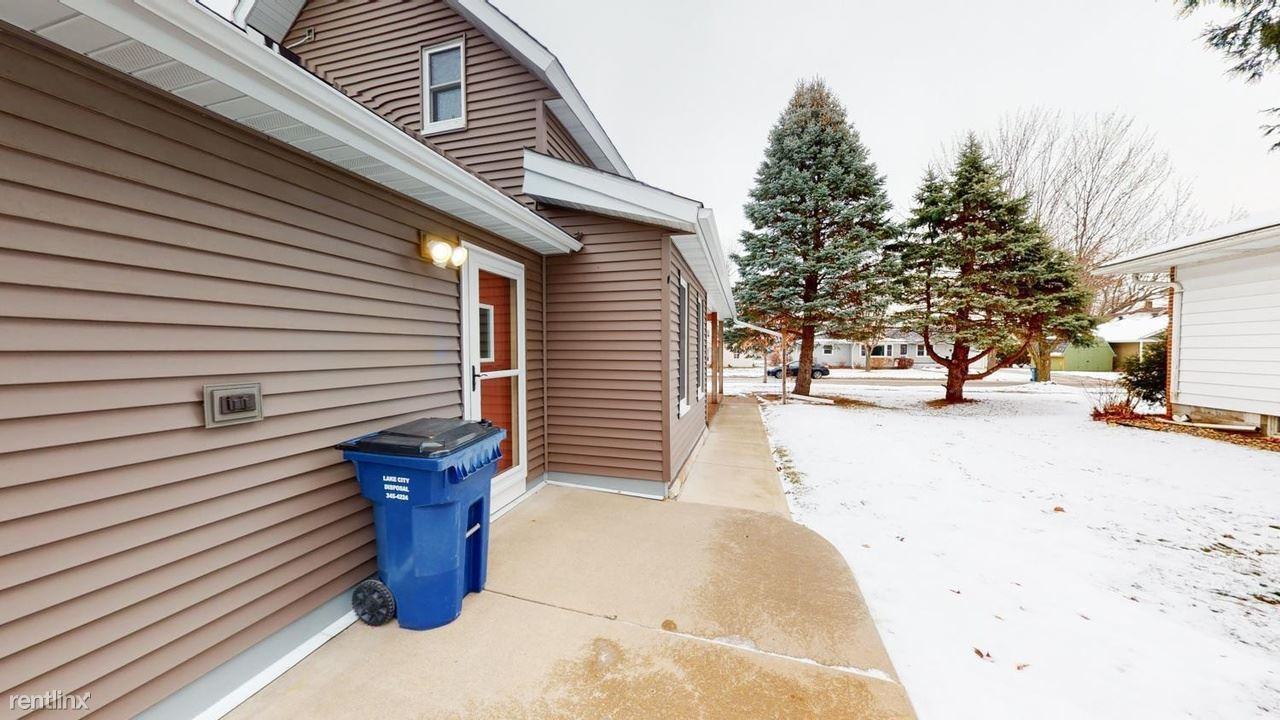 617 N Oak St - Photo 3 of 10