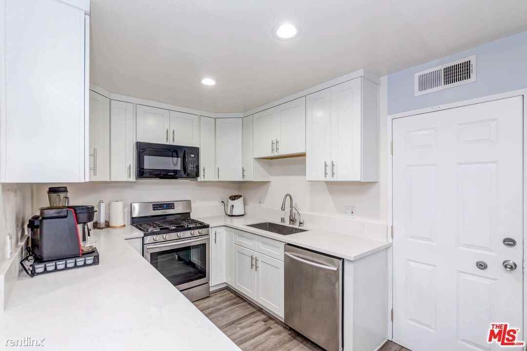 9545 Woodman Ave #8 - Photo 2 of 6