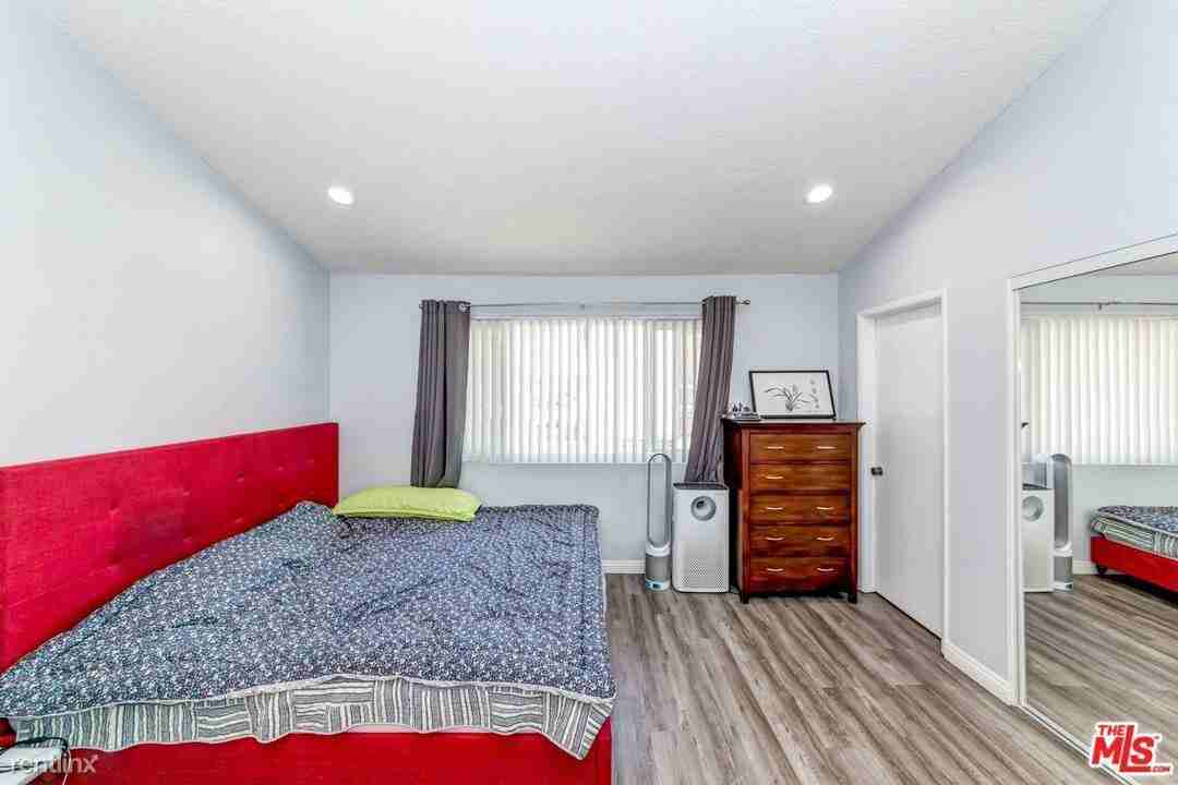 9545 Woodman Ave #8 - Photo 3 of 6