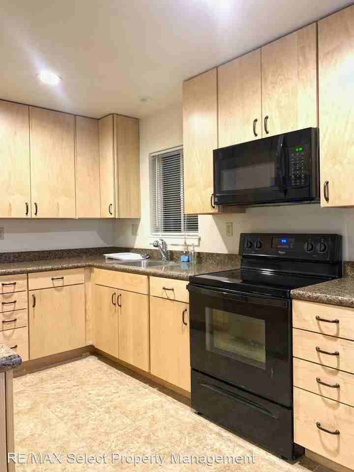 7002 S 128th St - Photo 3 of 8