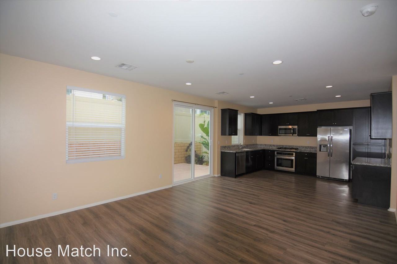 42685 Azure St - Photo 3 of 20