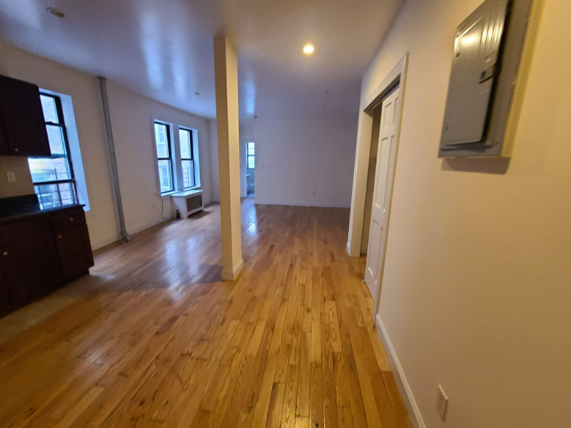 3505 Bainbridge Ave - Photo 2 of 3