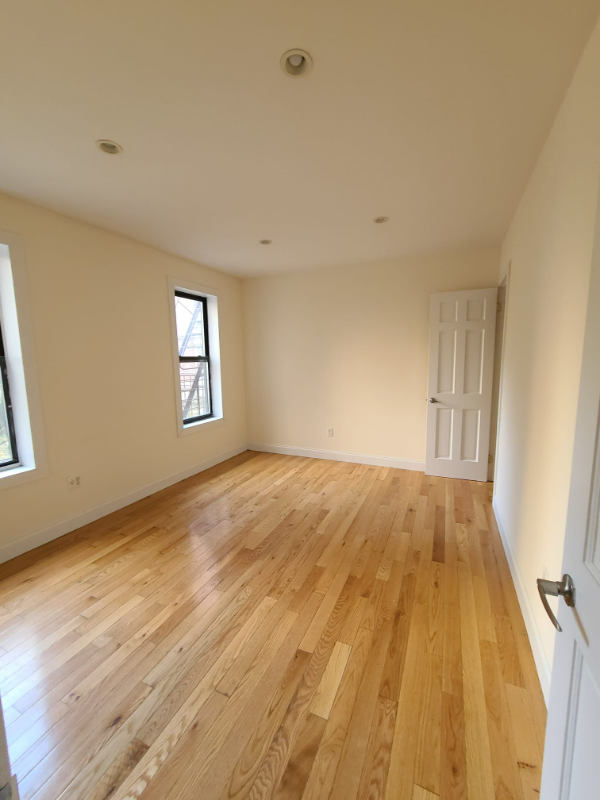 3505 Bainbridge Ave - Photo 3 of 3