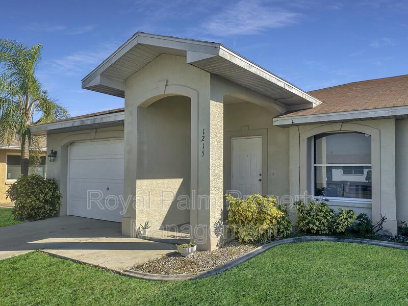 1215 Se 8th Ave - Photo 3 of 16
