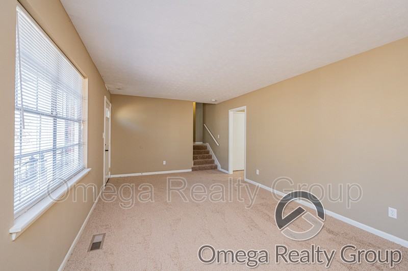 504 Roselle Ln - Photo 4 of 34