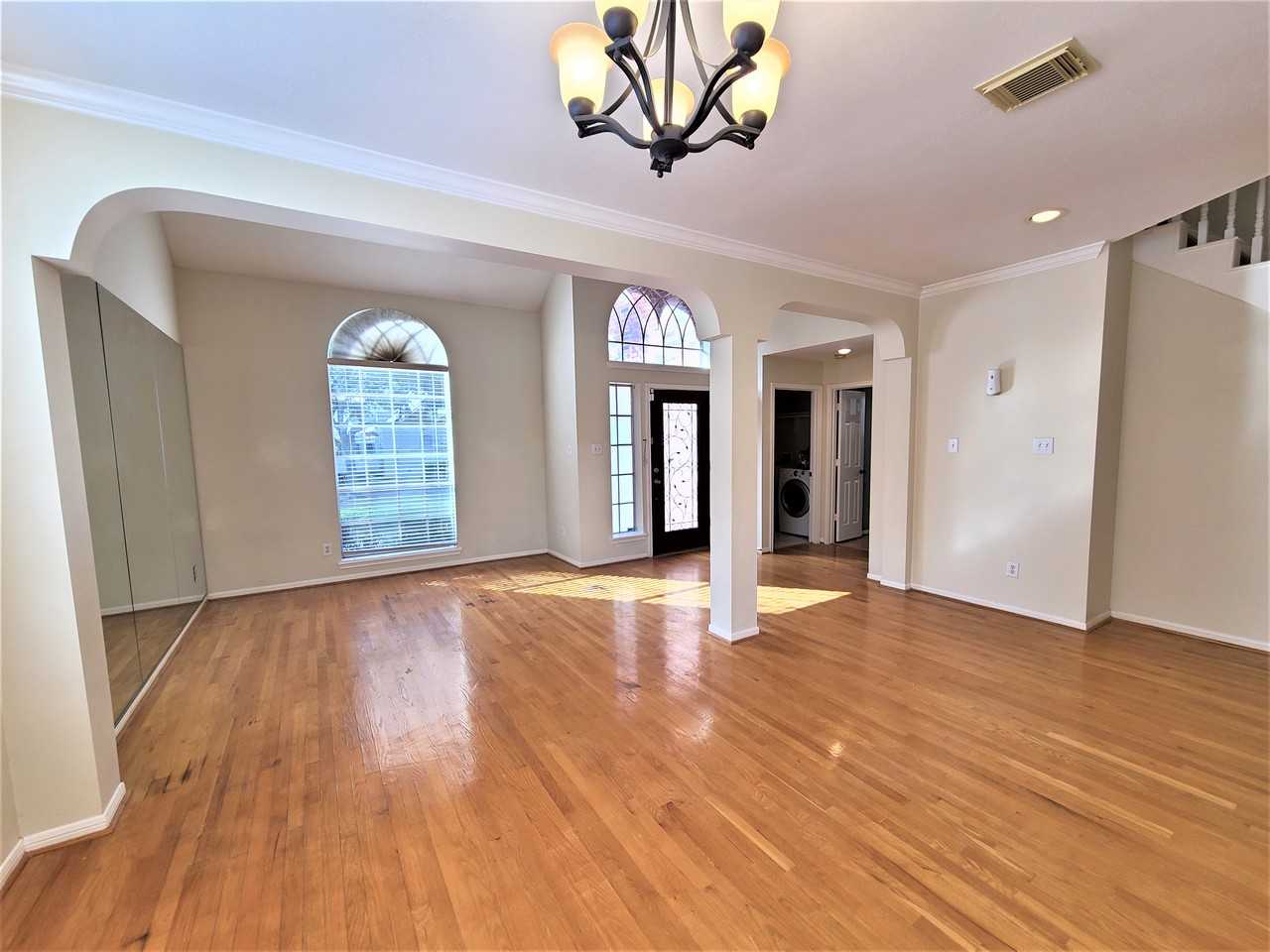 1719 Abellfield Ln - Photo 3 of 17