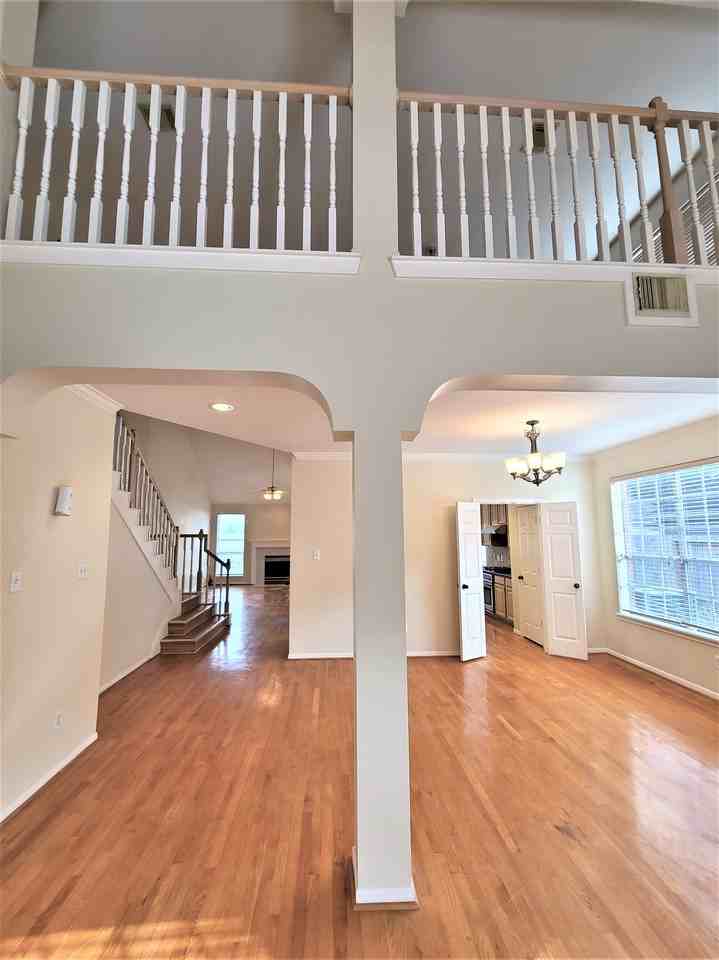 1719 Abellfield Ln - Photo 4 of 17