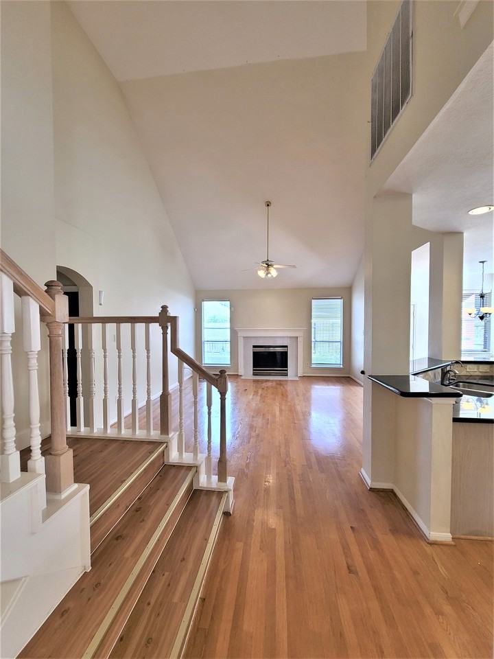 1719 Abellfield Ln - Photo 5 of 17