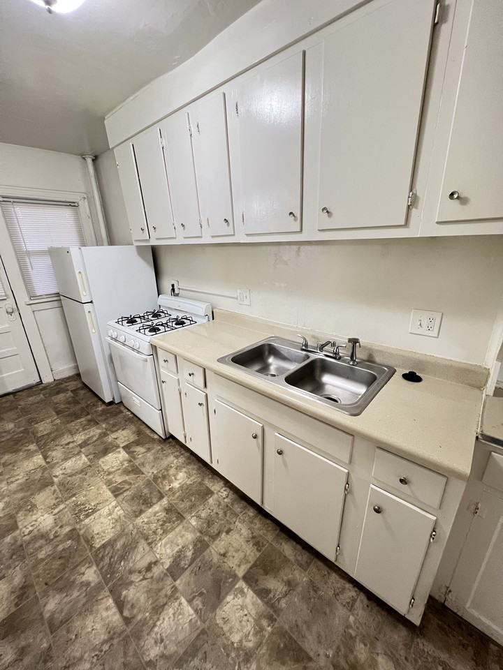 4013 Charlotte St - Photo 2 of 9