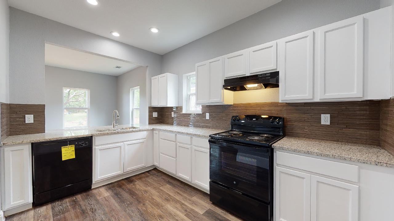 108 E Oak St - Photo 3 of 20