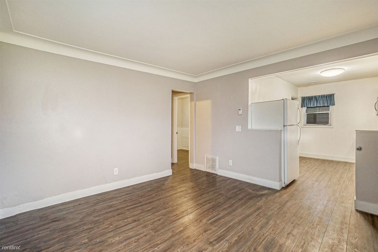 439 Hayward St - Photo 3 of 15