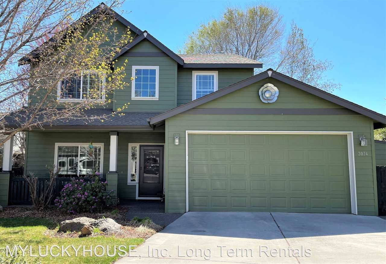 3074 Ne Quiet Canyon Dr
