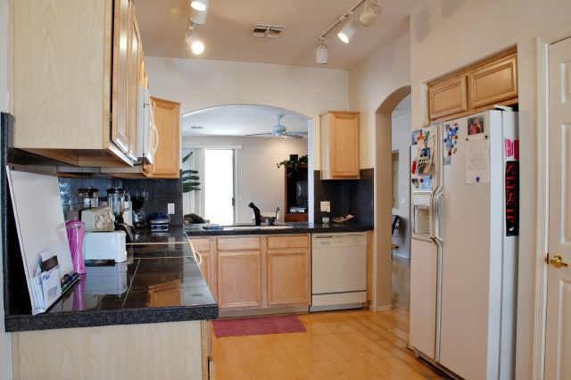 1067 E Susan Ln - Photo 3 of 8