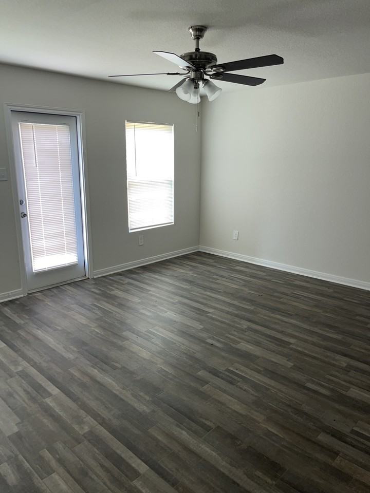 14214 14214 Green Wing Cir - Photo 2 of 8
