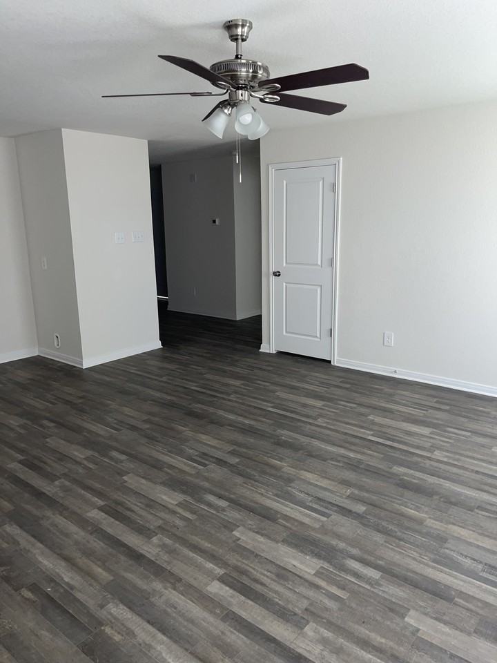 14214 14214 Green Wing Cir - Photo 3 of 8