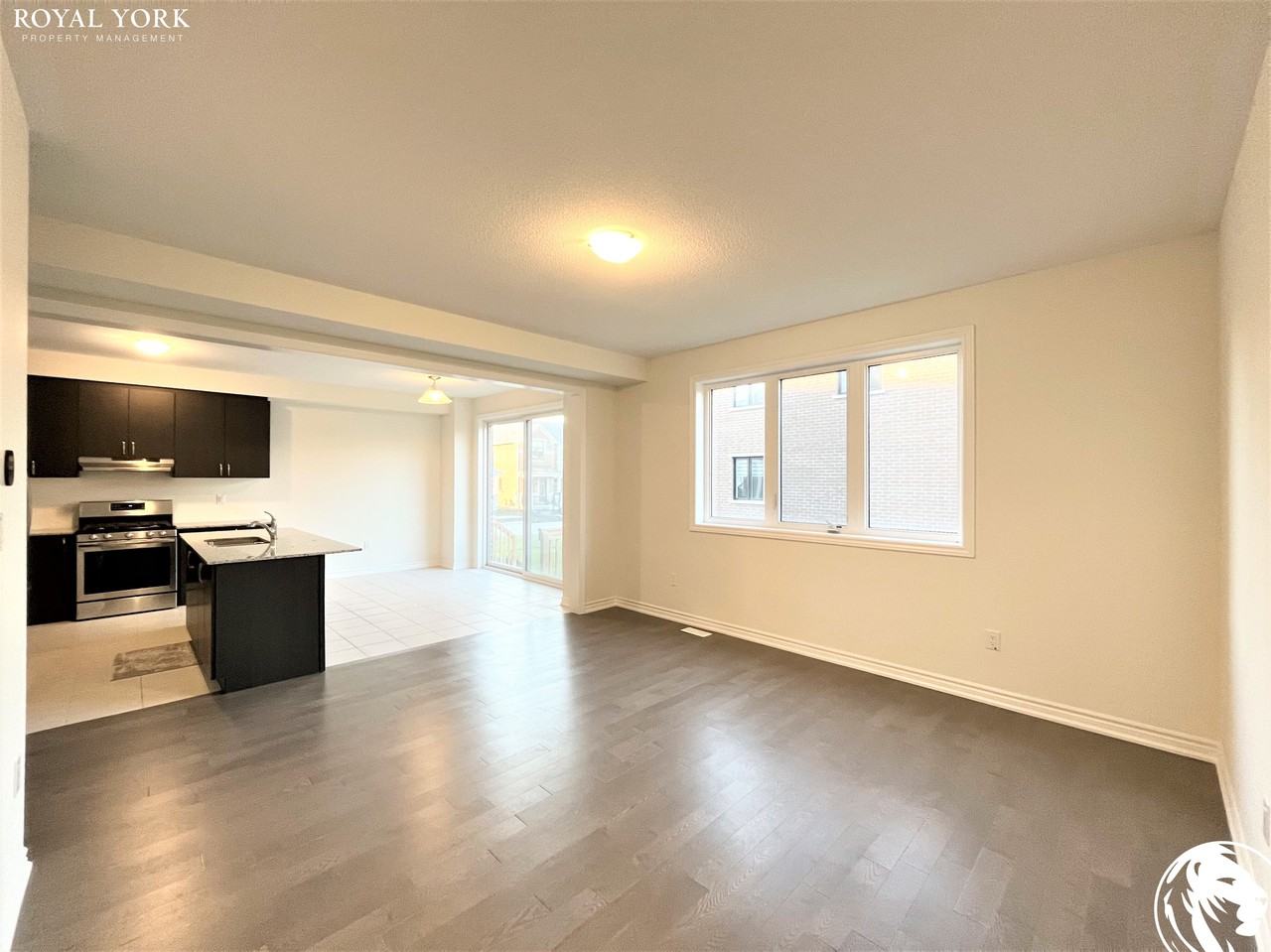 28 Broden Cres - Photo 3 of 15