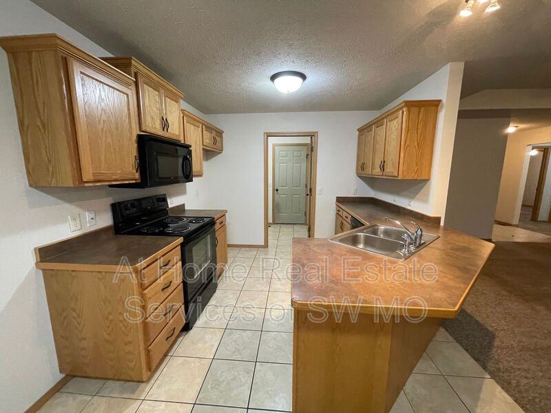 1026 N Oxford Dr - Photo 4 of 15