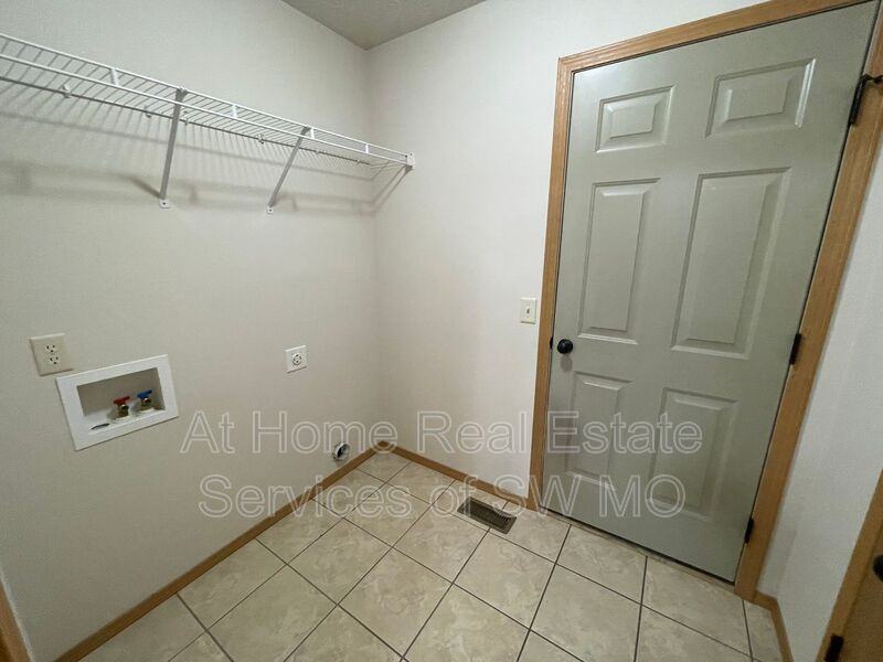 1026 N Oxford Dr - Photo 5 of 15